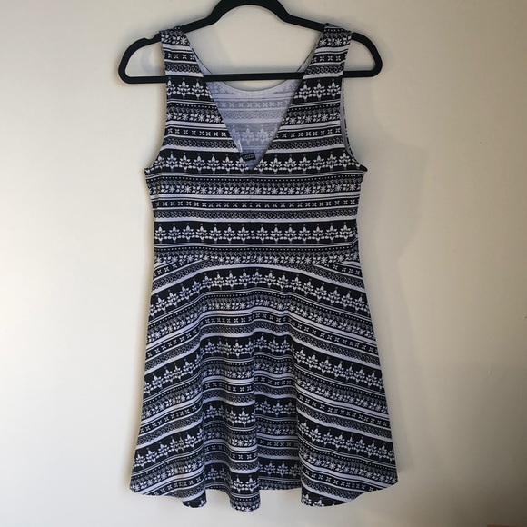 H&M Black and White Printed Skater Midi Dress! - Picture 4 of 6